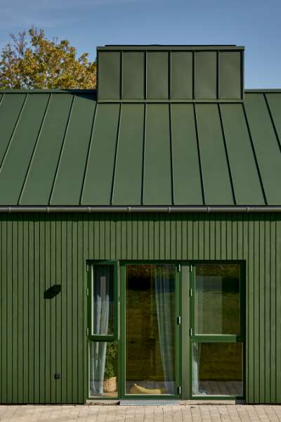 Green steel profiles set the framework for a rural family collective, Ølbyvej 178, 4623 Lille Skensved, Denmark